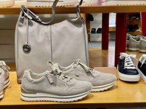 Sommerschuh und Handtasche