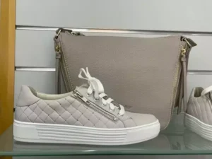 Sommerschuh-mit-Handtasche