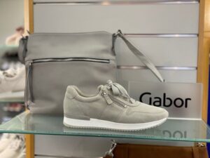 Schuh und Tasche grau